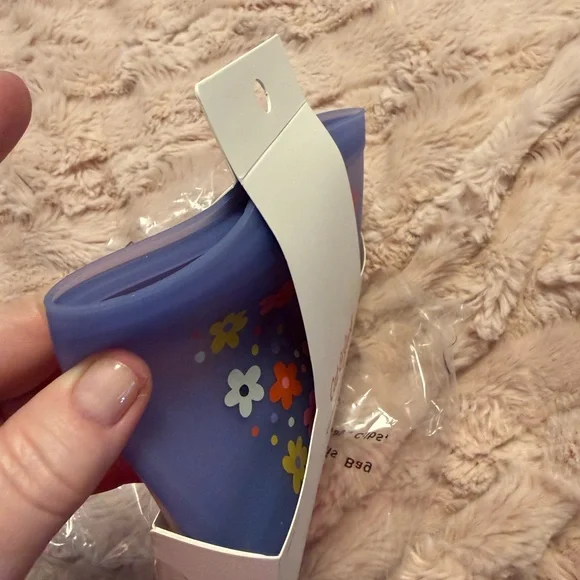 Cat & Jack Frosted Silicone Snack Containers with Beige Lids (2 Pack) - Picture 2 of 3